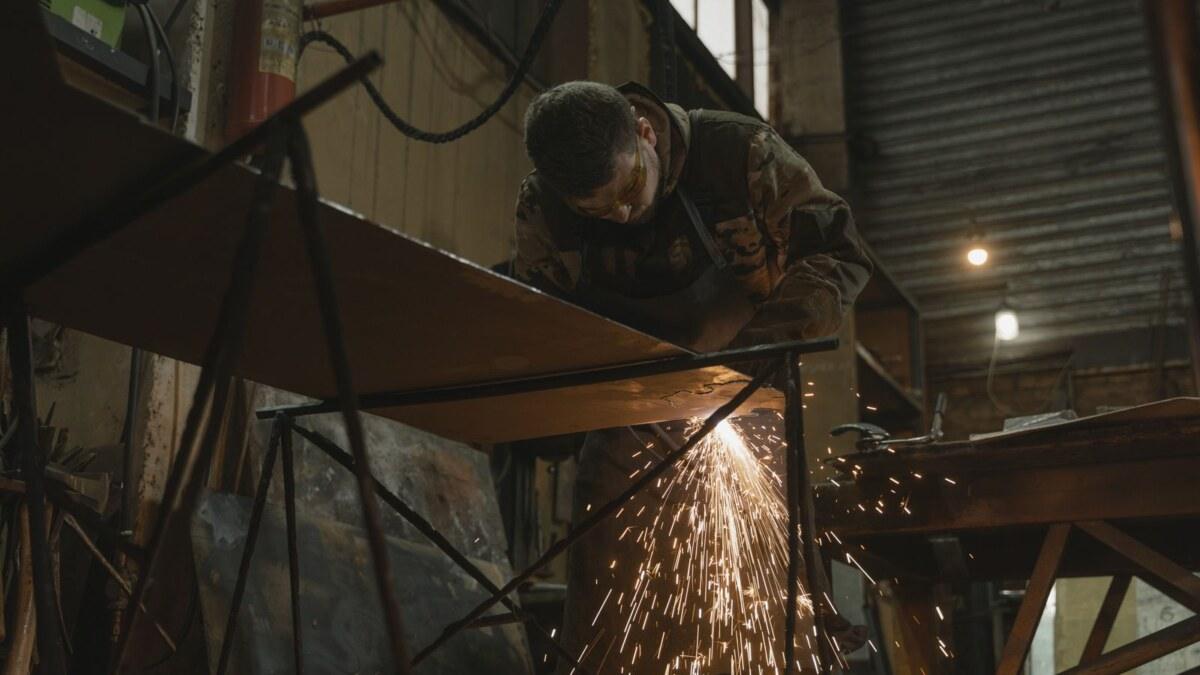 Meșter lucrând într-un atelier — calificarea care crește venitul